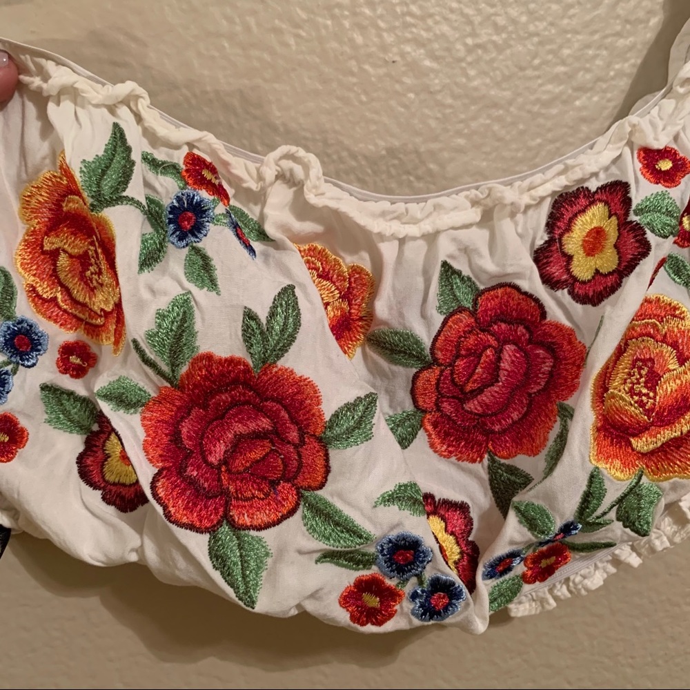 Floral Embroidered Croptop - Picture 3 of 4